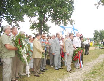  Ziedu nolikšana pie pieminekļa Lucavsalā 