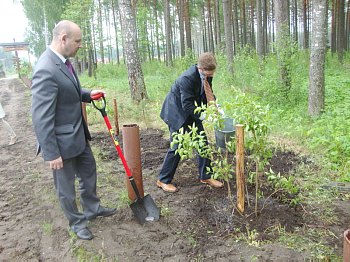 Brajans OBerns. Ceriņu stādīšana Draudzības alejā