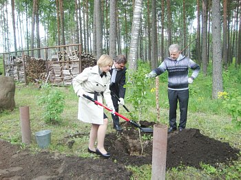 Alla Gornitskaya. Liliac bush planting in Friendship Avenue Alla Gornitskaja. Liliac bush planting in Friendship Avenue