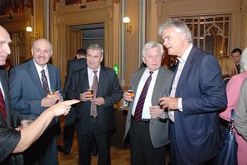 Čehijas vēstniecības pieņemšana. Kornelis Groenevelds un Jevgēnijs Tihonovs