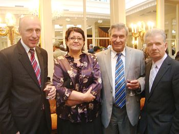 Ukrainas vēstnieks Anatoliy Oliynyk, Baltkrievijas vēstnieks Aleksandrs Gerasimenko ar sievu, uzņēmējs Nikolajs Kolotilo