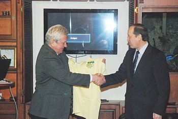  E.Tihonov presents A. Veshnyakov a souvenir from the Club. 