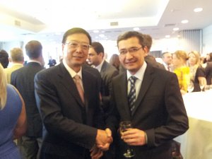 Ķīnas Tautas Republikas vēstnieks Yang Guoqiang un Uzbekistānas vēstnieks Afzal Artikov