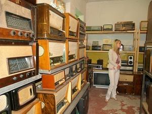 Коллекция старых часов и радиоаппаратов