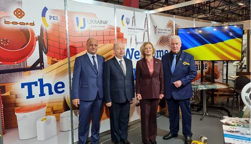 Izstāde MĀJA I 2023 . Aleksandrs Petrovs Tirdzniecības nama Ukraina direktors Latvijā, Ukrainas Ministru kabineta ministrs Oļegs Ņemčinovs, Latvijas ekonomikas ministre Ilze Indriksone, Viesturs Tile valdes priekšsēdētājs
