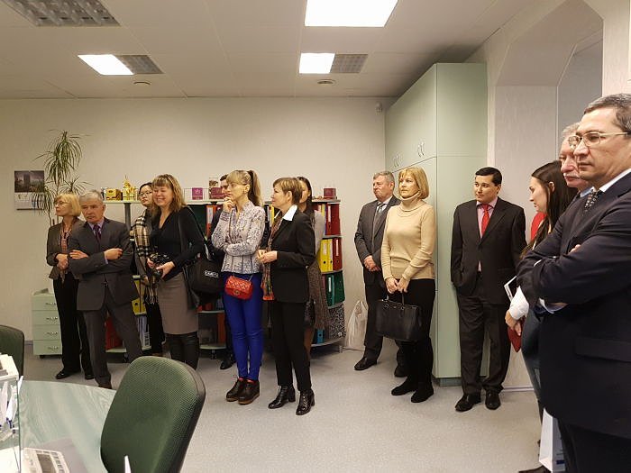  Diplomātiska kluba biedri apmeklē fabriku Dzintars Rīgā.