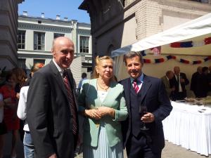  Ukrainas vēstnieks Latvijā Anatolijs Olijņiks ar savu sievu un Francijas vēstnieks Stefans Viskonti