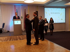 Посол Казахстана вручает медаль Андрею Клементьеву