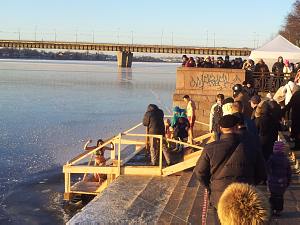 19 января, в Риге в реке Даугава прошло освящение воды и окунание  в проруби-иордани на р. Даугава