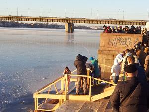 19 января, в Риге в реке Даугава прошло освящение воды и окунание  в проруби-иордани на р. Даугава