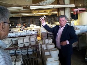  Latvijas Keramikas direktors demonstrē māla krūžu rokturu ražošanas tehnoloģiju