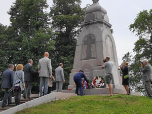 Flowers laying at the memorial on Lucavsala Island. Amabassador of Russia Aleksander Veshnyakov