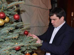 Decorating Christmas tree together. Andrey Kozlov Embassy of Ukraine 