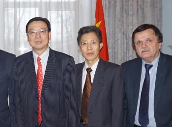 Anatolijs Butenko, ĶTR vēstnieks Latvijā Yang Guoqiang,  vēstniecības sekretārs Pei Donghui