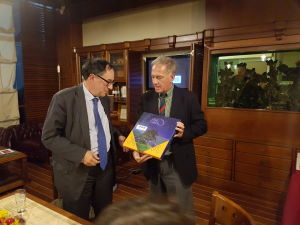  Tikšanās Diplomātiskajā Klubā ar Nīderlandes vēstnieku Latvijā Pieter Jan Langenberg. Andre Villers pasniedz grāmatu par Latviju.