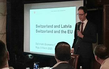 Šveices vēstnieks K. Oboļenskis Diplomātiskajā ekonomiskajā klubā 2020. gada 5. martā