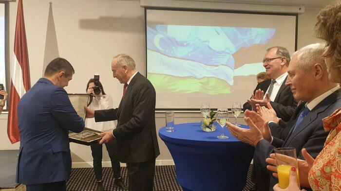 Ambassador Kadambay Sultanov presented a memorable gift to the President of Latvia(2011-2015) Andris Berzins