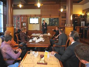 Meeting in the Diplomatic Economic Club on 9 April 2015 – Dr. Vitaly Butenko tells about new approaches in negotiation processes.