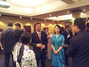 Ķīnas Tautas Republikas vēstnieks Yang Guoqiang ar kundzi Wang Yi 
